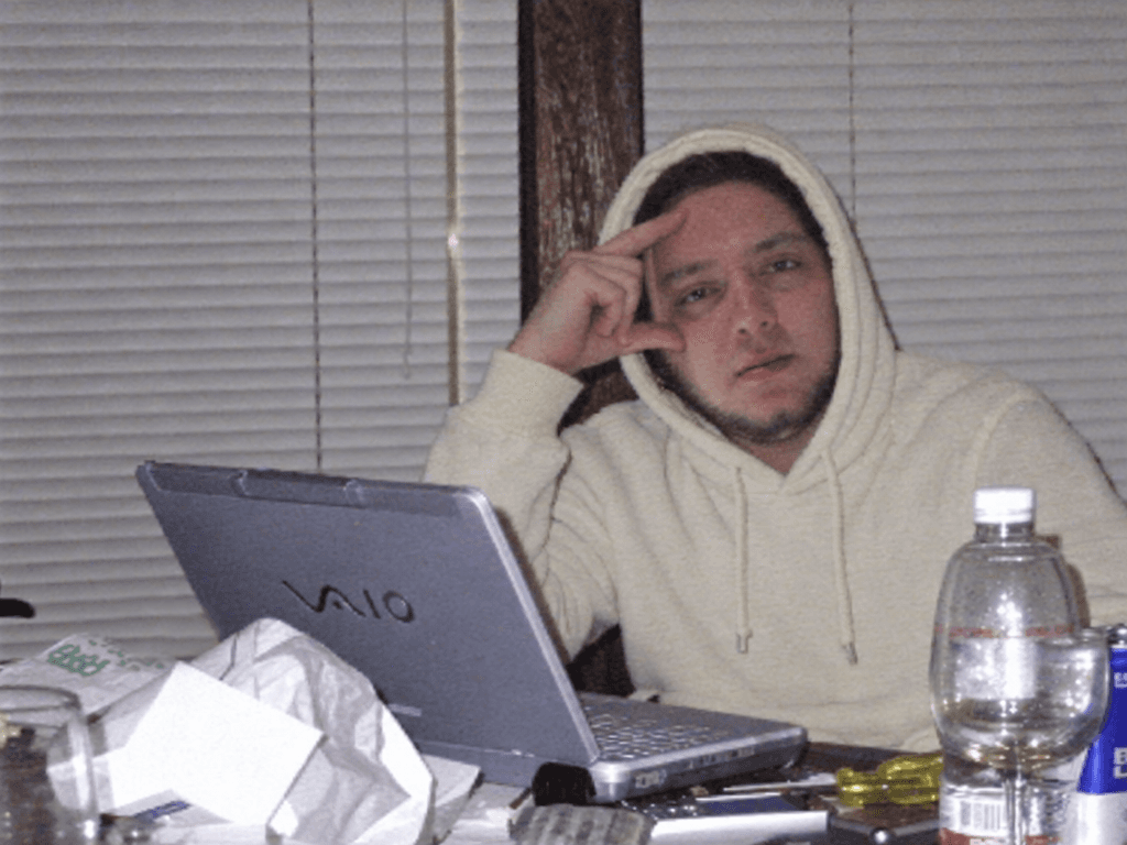 Alternative KI-modifizierte Inszenierung: Georg im hellen Hoodie